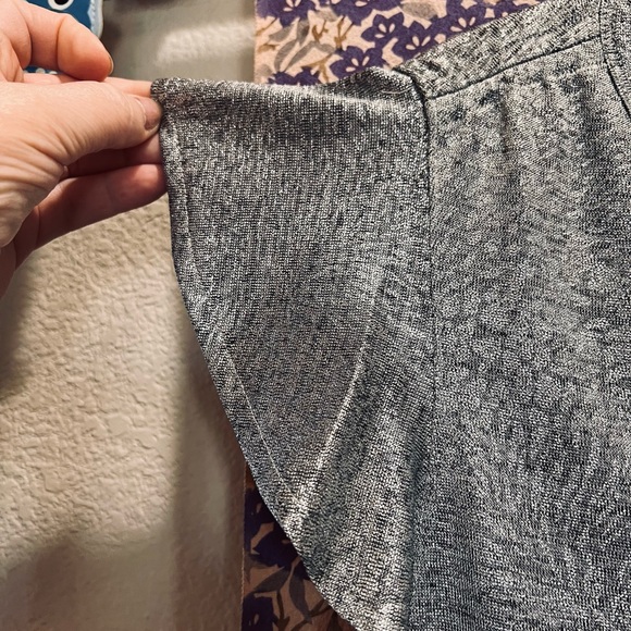 White House Black Market Sz M Gray Metallic Ruffle T Shirt - Picture 5 of 7